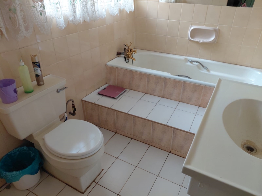 5 Bedroom Property for Sale in Roodekopjes Ah North West
